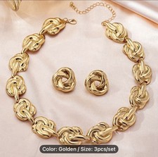 Sophisticated Jewelry Set for Women Featuring a Golden-Tone Metal Chunky Chain N