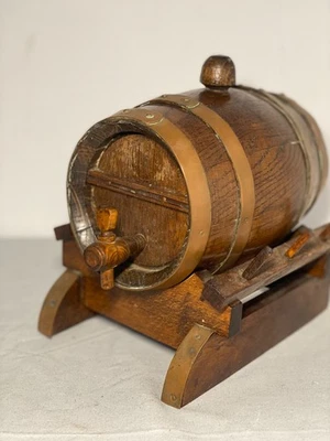 Petit tonneau ancien en bois cerclé de cuivre, avec support –décoration rustique - Photo 1/4