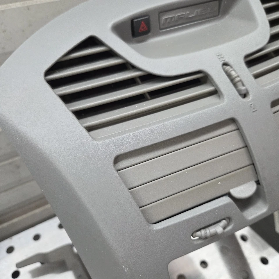 Chevrolet Malibu 2004-2007 centro de tablero radio bisel climatizador ventilaciones de aire moldura gris Foto 3 de 4