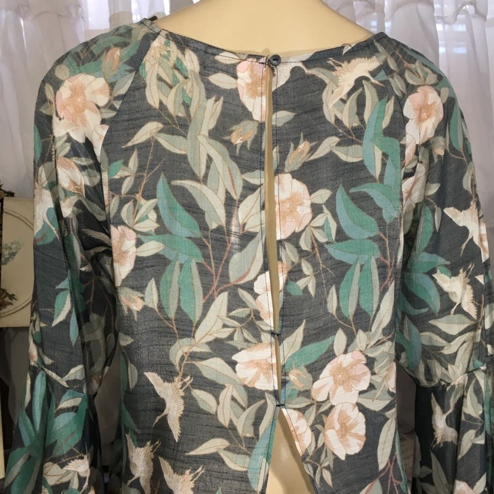 LAUREN CONRAD FLUTTER SLEEVE SPLIT BACK FLORAL HI… - image 6