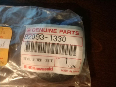 さっ♪13 Kawasaki NEW 92093-1330 Fork Outer Tube Seal ZR ZX ZR1100 ZX1100
