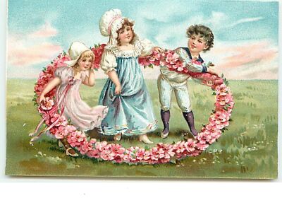 Prägekarte - Kinder spielen mit Blumenkranz - 18100
