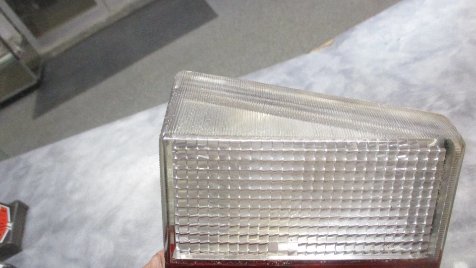 1976 - 1984 大众长袍和小木屋 1985 - 1993 尾灯左侧 — 第 4/4 张图片