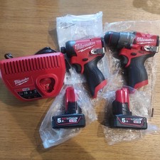 Milwaukee M12 FUEL Kit Trapano Avvitatore Completo Di Batterie E Caricabatterie 