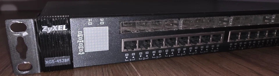 ZyXEL XGS-4528F 24 port ethernet gigabit network switch with uplink module - Image 2 of 4