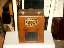  ANTIQUE RADIO TRUETONE PORTABLE RADIO 1939