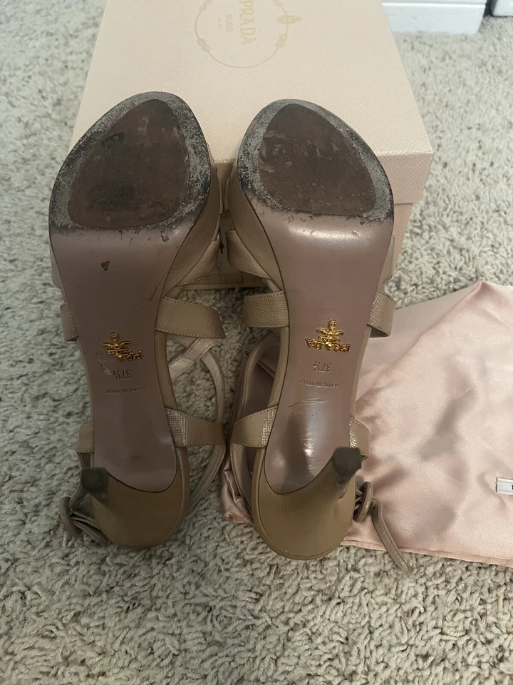 Sandalias de plataforma Prada beige charol con tiras Foto 4 de 4