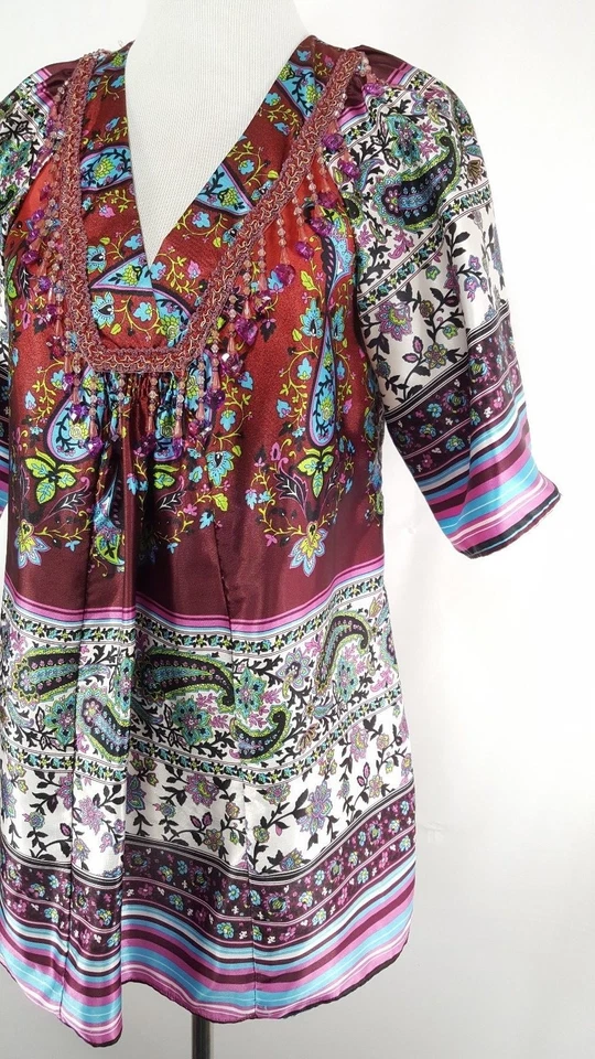 Túnica feminina coleção NY tamanho M paisley bordada com miçangas floral cetim sensação - Imagem 3 de 4