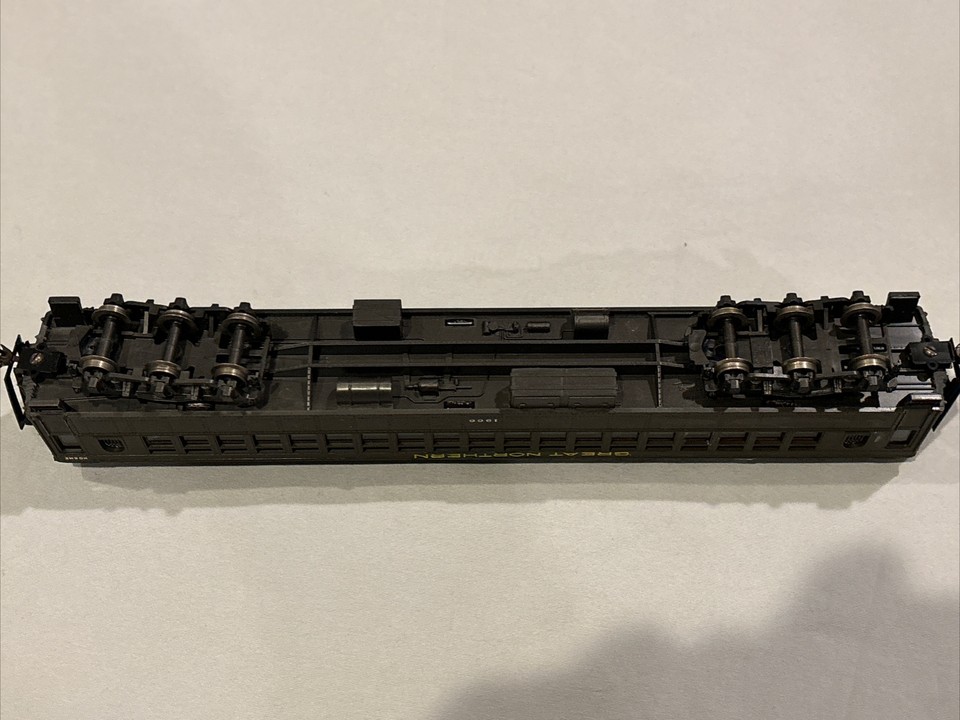 RIVAROSSI HO SCALE GREAT NORTHERN PASSENGER CAR No. 1966. Great