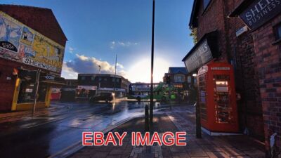 FOTO SHERWOOD NOTTINGHAM NACH EINEM REGENSCHAUER EIN FEUCHTER ABEND IN DEN VORORTEN VON