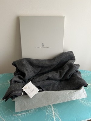 Damenschal von Brunello Cucinelli. 100 % Kaschmir. Größe 155/107 cm.