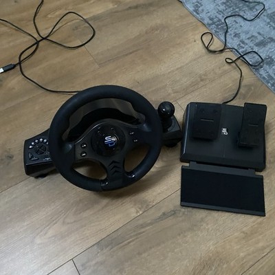 Lenkrad mit Pedalen und Schaltung