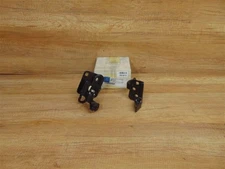 Front Right Door Bottom Roller Detent Hinge Plate Mercedes 942/943 A0007230541