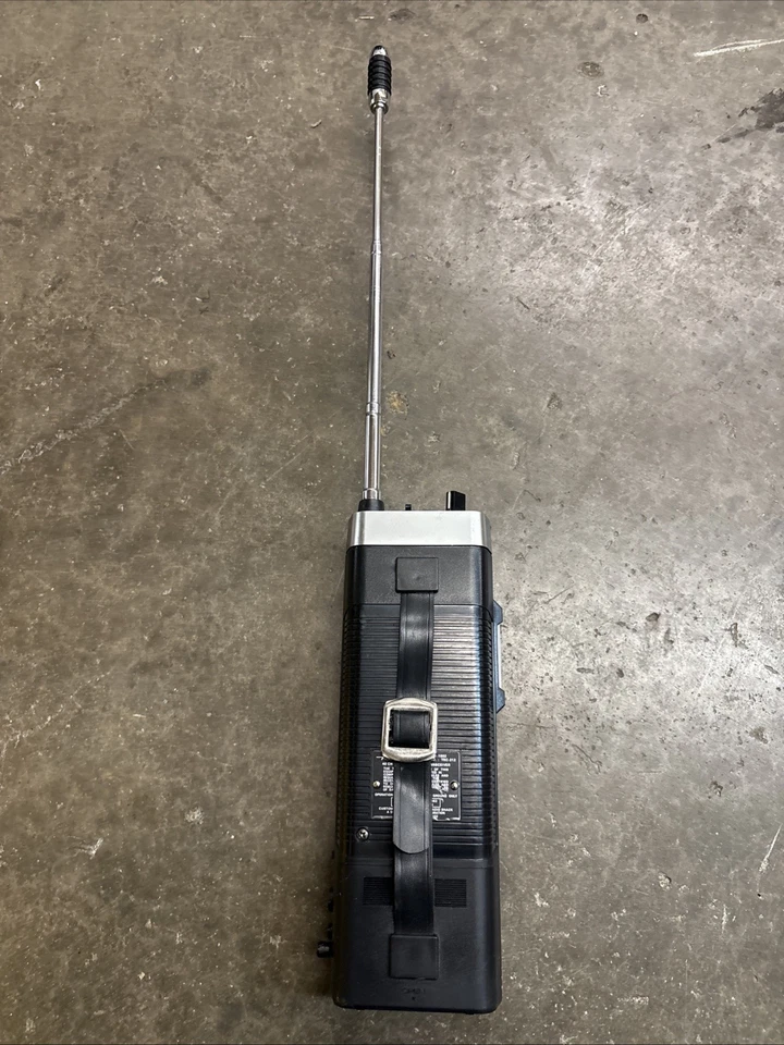 Radio Shack Realistic TRC-212 Walkie Talkie. - Image 2 of 4