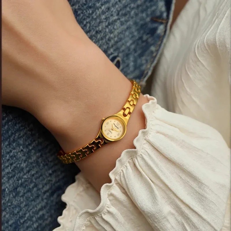 Montre de luxe pour femme dorée à quartz au design élégant classique