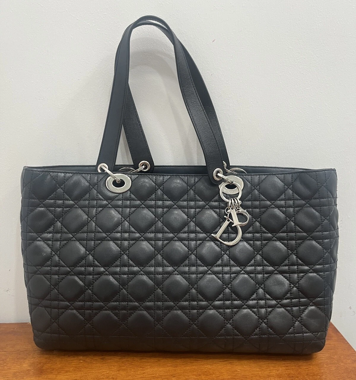 Sac fourre tout Christian Dior en peau d'agneau certifié Entrupy 