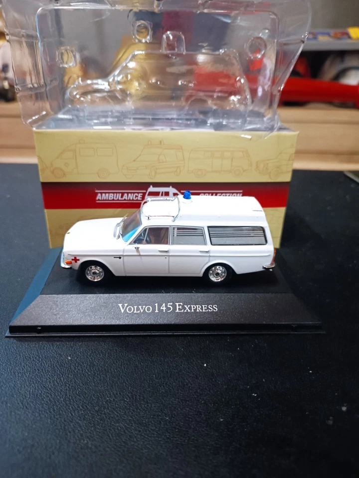 Ambulance Collection : VOLVO 145 express 1969 croix rouge IXO 1/43 - Photo 1/4