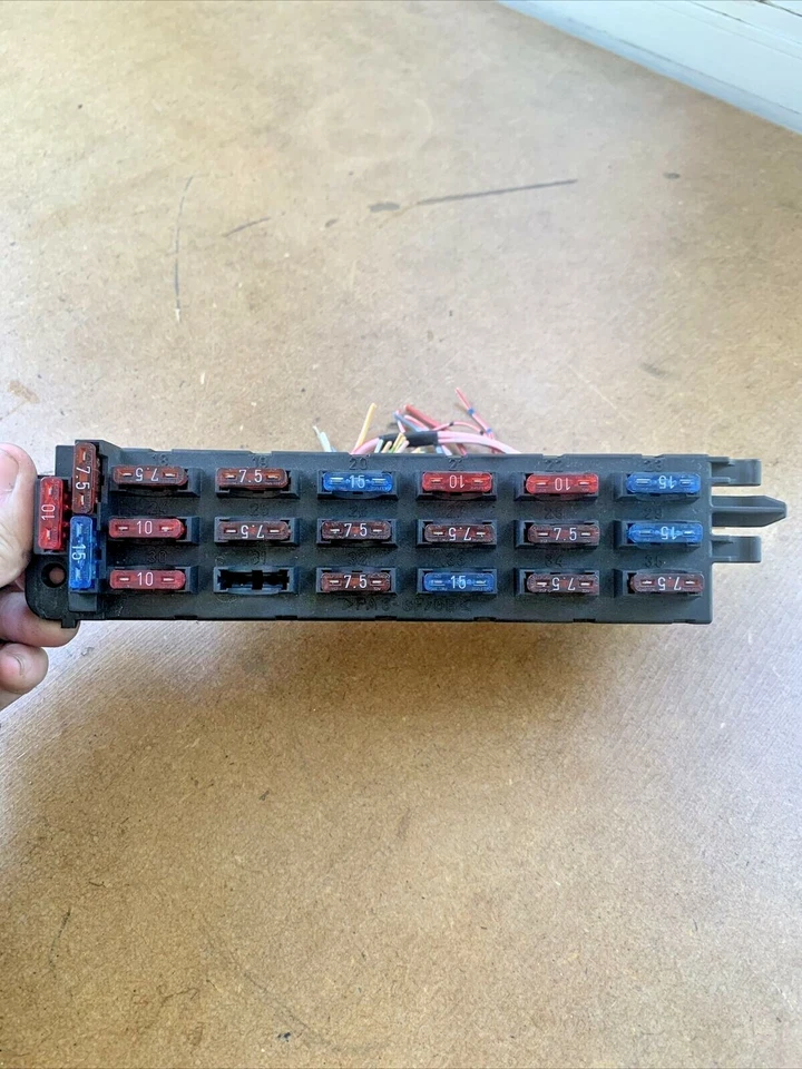 Mercedes C220 C280 1994-1996 debajo del capó caja de relé de fusibles OEM 2025450901 Foto 3 de 4