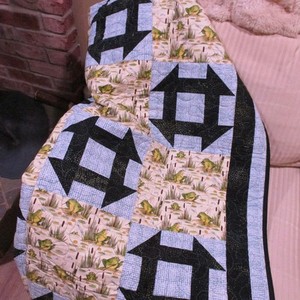 New Hand Made Green & Yellow Fishin Frog Quilt 43 1/2" x 61 1/2" Machine Quilted
