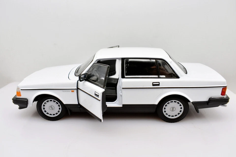 Modellino auto scala 1:24 Volvo 240 GL diecast modellismo statico collezione - Immagine 2 di 4