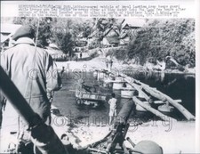 Soldados 1961 construyen puente de tronco…
