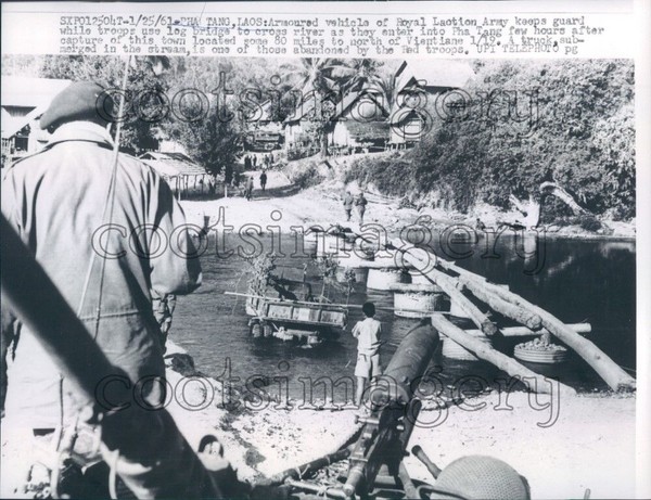Soldados 1961 construyen puente de troncos en Ban Pha Tang Laos foto de prensa