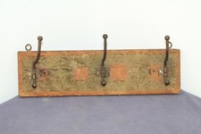 ANTIQUE HAND CARVED WOODEN PRIMITIVE WALL HANGER . 3 IRON HOOKS .