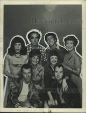 1976 Press Photo Penny Marshall, Cindy Williams & cast of "Laverne and Shirley"