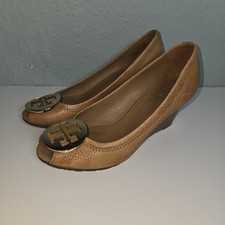 Tory Burch Brown Leather Sally Wedge Gold Logo Peep Toe Pump Women Size 5.5