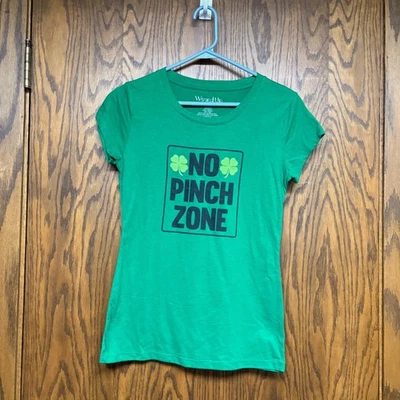 No Pinch Zone Green T-Shirt Shamrocks Womens Medium Wound Up Tee - Image 1 of 4