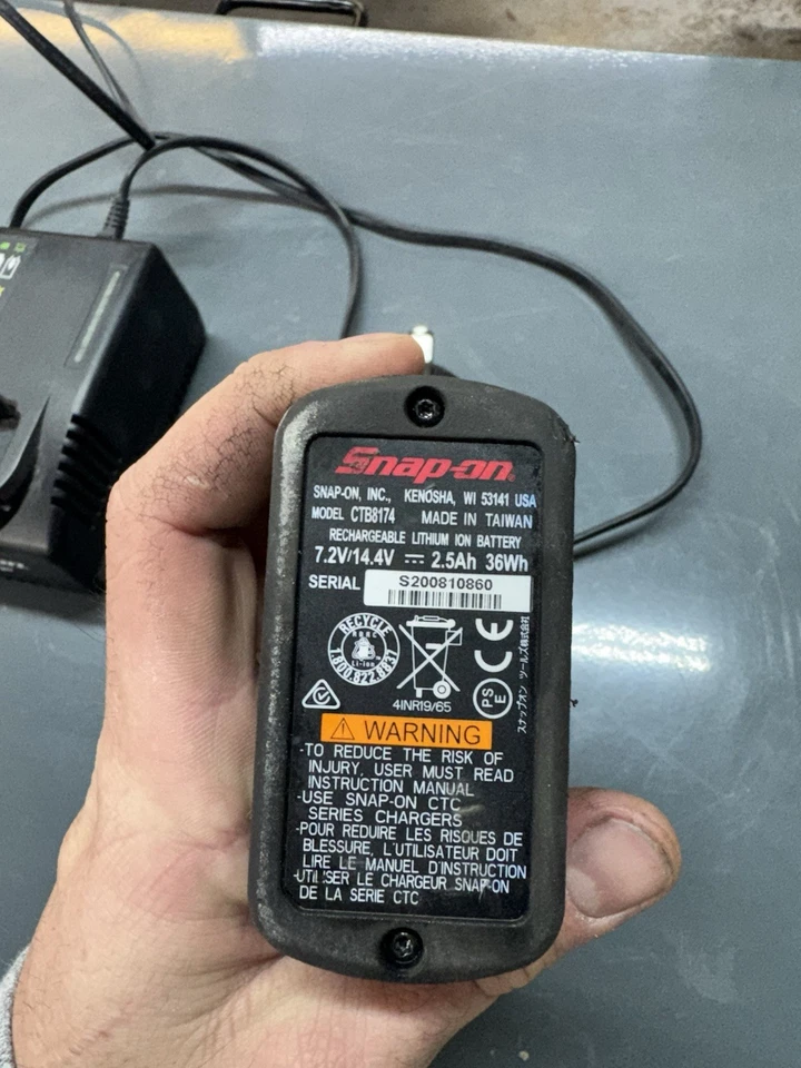 Batería y cargador de pistola eléctrica Snap-On 3/8" Drive Foto 3 de 3