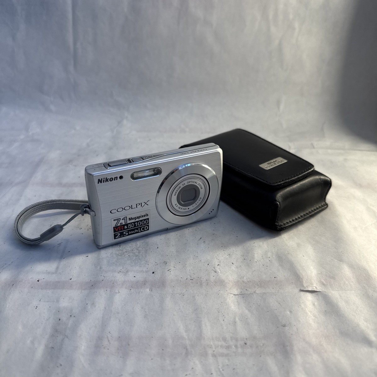 Nikon COOLPIX S200 本体 Nikon Coolpix S200 Silver 7.1MP digital compact camera - Tested