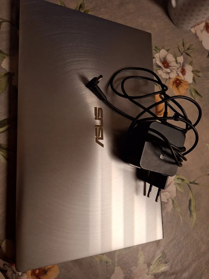 ASUS ZenBook 14 UX434FL Intel Core I7  mit schöner Tasche und original Netzteil - Bild 4 von 4