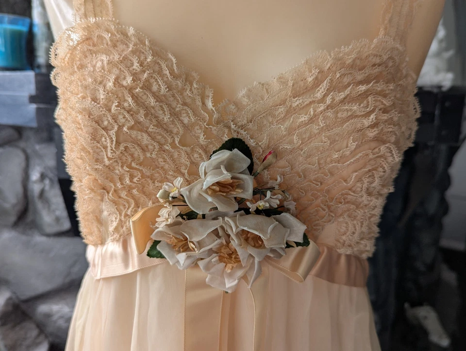 Vtg 50s Vanity Fair Peach Blush Gown Negligee Lace Bodice 34 Old Hollywood RARE - Image 3 of 4