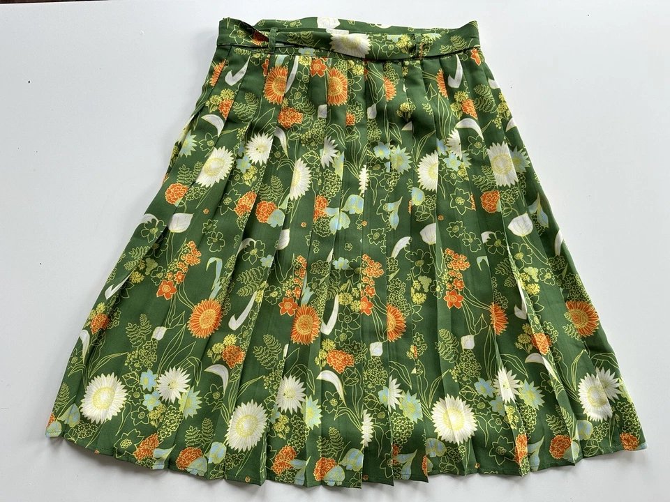 Modcloth Pleated Stay Sassy Floral Skater Skirt Women’s Size Medium - Image 4 of 4