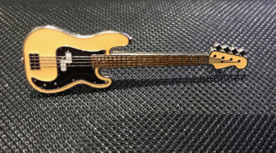FENDER BASS GUITAR NATURAL ENAMEL PIN BADGE (PB98) A GREAT GIFT FOR MUSIC LOVERS