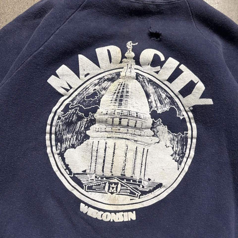 复古 70 年代运动衫 Mad City Madison Wisconsin 尺寸 L Distressed  — 第 2/4 张图片
