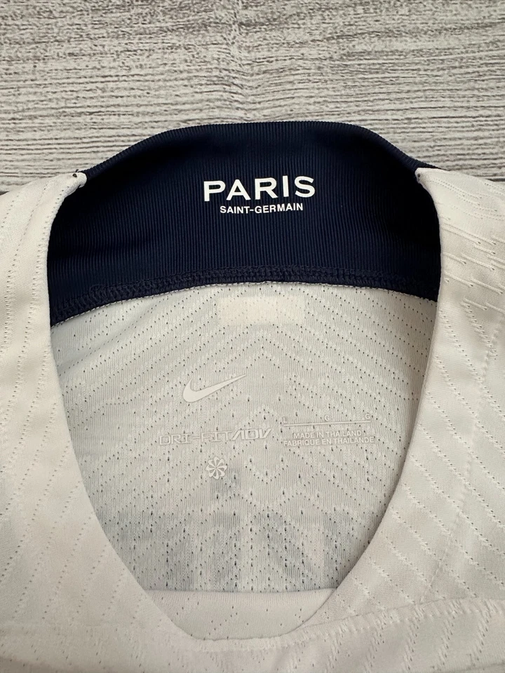 Nike Paris Saint-Germain PSG 23/24 Kitroom/camisa edición partido - #26 Mukiele Foto 4 de 4