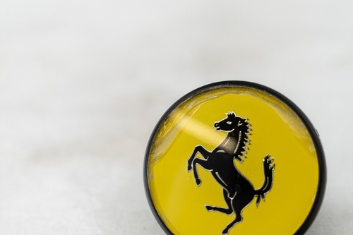 Ferrari Center cap OEM Genuine Yellow with black Prancing Horse 340066 - Picture 4 of 16