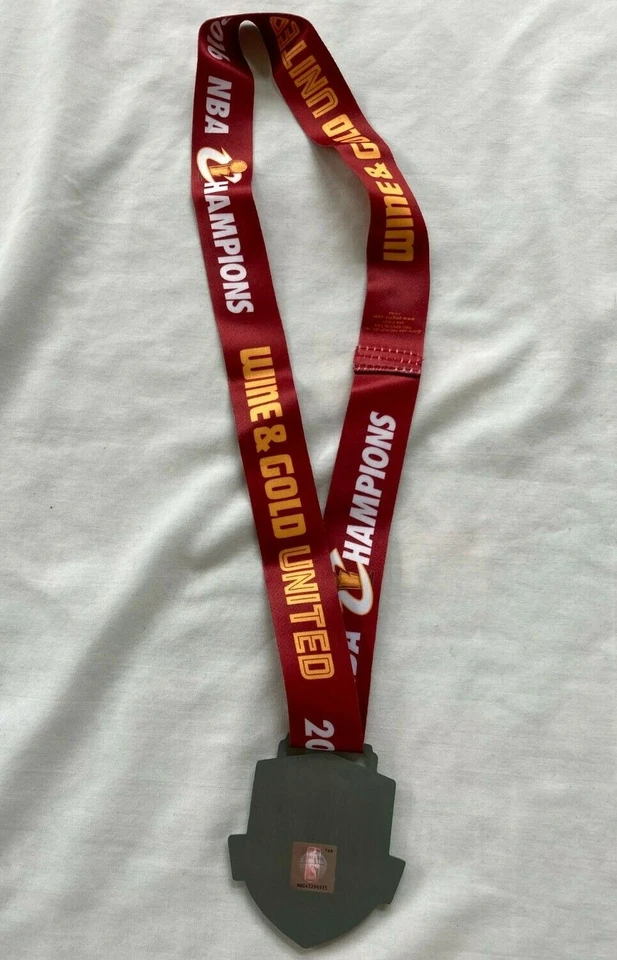 CLEVELAND CAVALIERS - NBA CHAMPIONS 2016 GALHARDETE MEDALHÃO 740/5000 * CAVS RARO! - Imagem 3 de 4