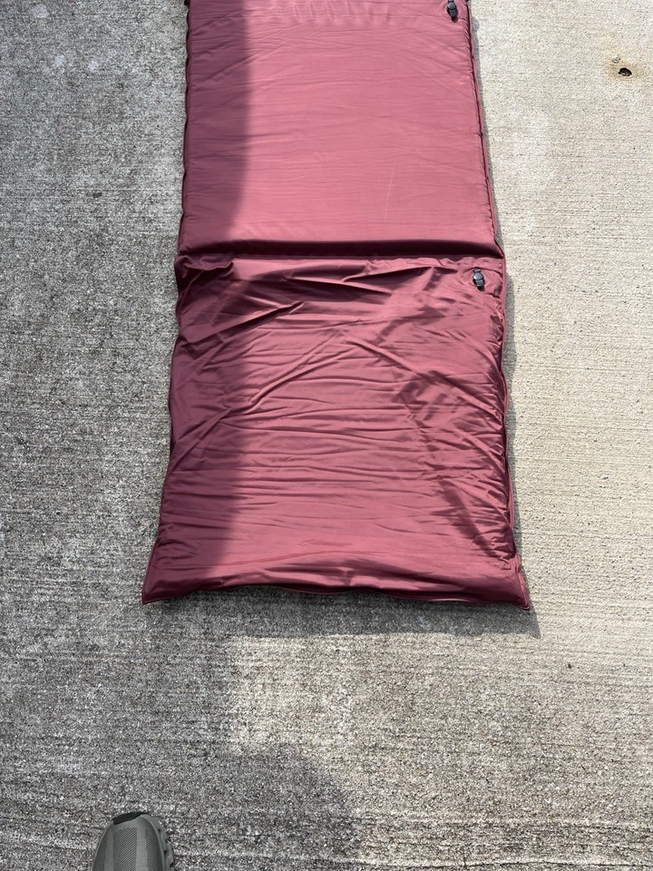 Almohadilla de colchón inflable Texsport Auténtica Gear 68”L X 22”W granate de colección Foto 3 de 4