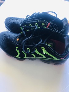 black and lime green vapormax plus