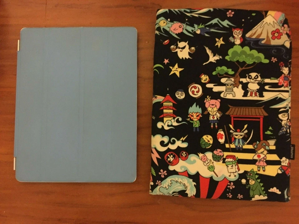 Apple iPad 2 Wi-Fi + 3G Cellular 16GB  Black A1396 and Blue Smart Cover + Pouch - Image 2 of 4