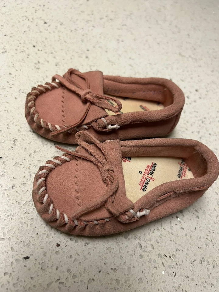 Minnetonka Mocasines Niño Pequeño Cuero Gamuza Conducción Mocasines Zapatos Talla 5 Rosa Boho Foto 3 de 4