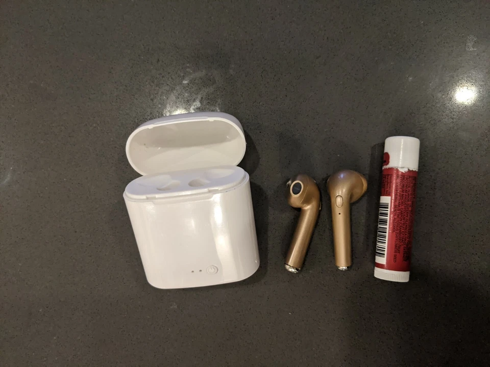 Auriculares inalámbricos dorados con estación de carga Foto 3 de 4