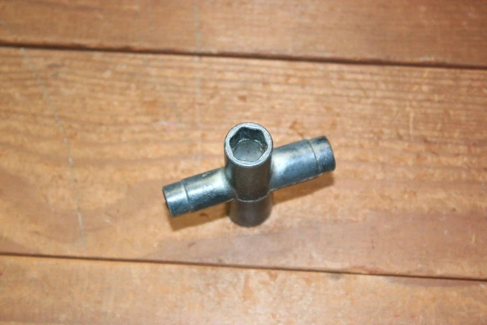 VINTAGE AUSTIN CRAFT  4 WAY SOCKET WRENCH (DOG BONE) FOR MODEL RC AIRPLANES - Image 3 of 4