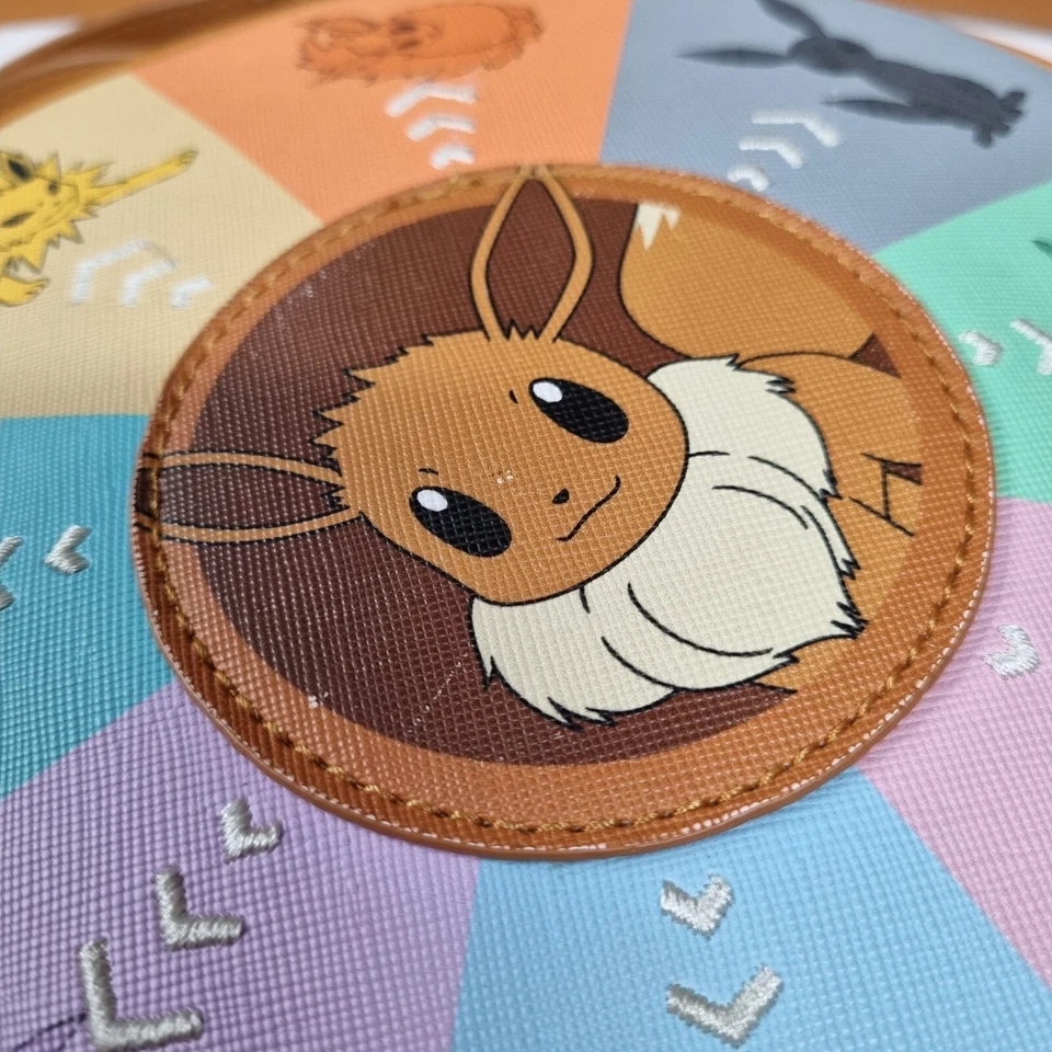 Cartera Bandolera Loungefly Pokemon Eevee Evolution Cantimplora Foto 4 de 4