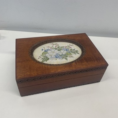 J & J CASH GESCHNITZTE HOLZKISTE MIT FLORAL BESTICKTER TAFEL IM DECKEL