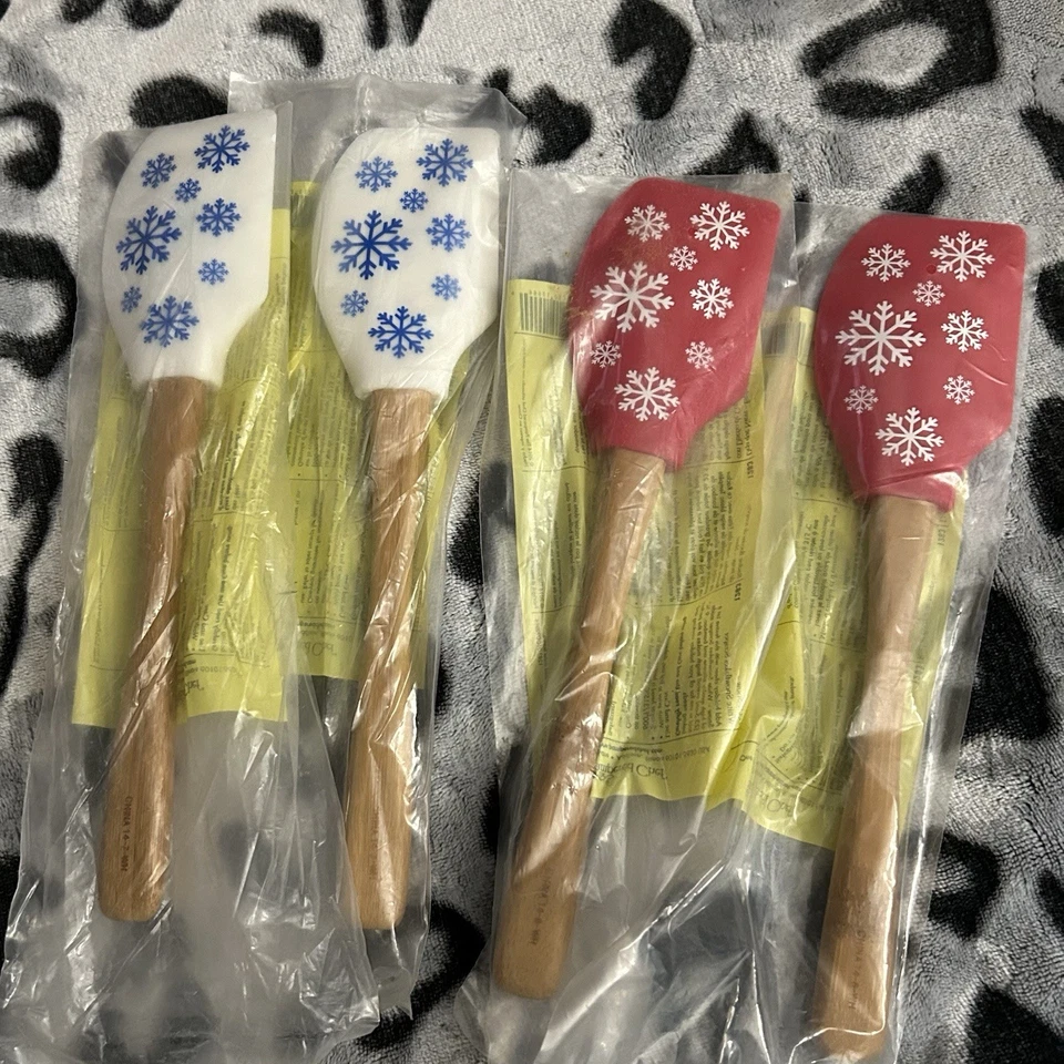 Pampered Chef Spatulas (4) & Holiday Desserts Cookbook (4) Lot Christmas - Image 2 of 4