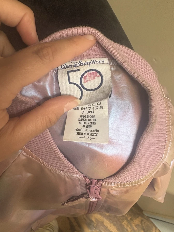 CHAQUETA DE BOMBARDERO/UNIVERSIDAD ROSA AURIDESCENTE WDW 50 ANIVERSARIO NIÑOS M Foto 4 de 4
